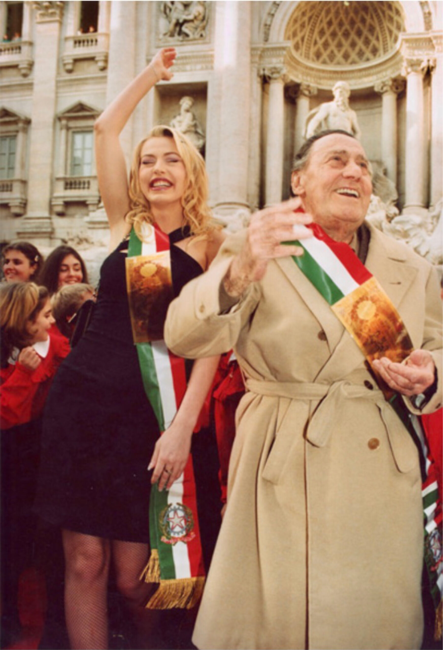 Alberto Sordi e Valeria Marini pp Fontana di Trevi